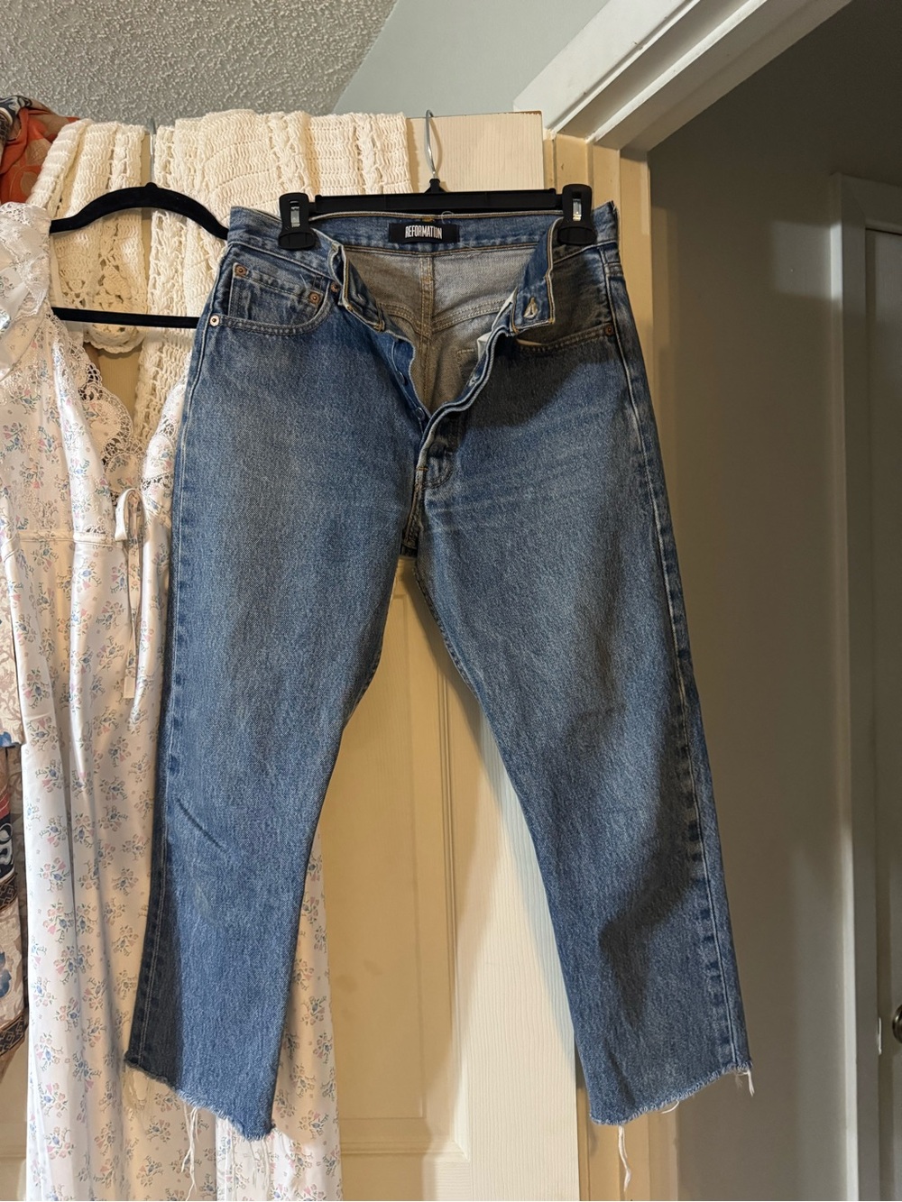 REFORMATION LEVI’S CROPPED JEANS